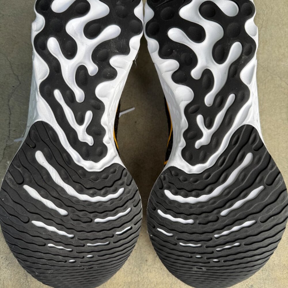NIKE RUNNING SHOES - Picture 3 of 5